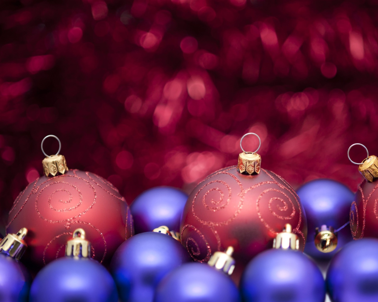 Screenshot №1 pro téma Christmas Tree Blue And Purple Balls 1280x1024