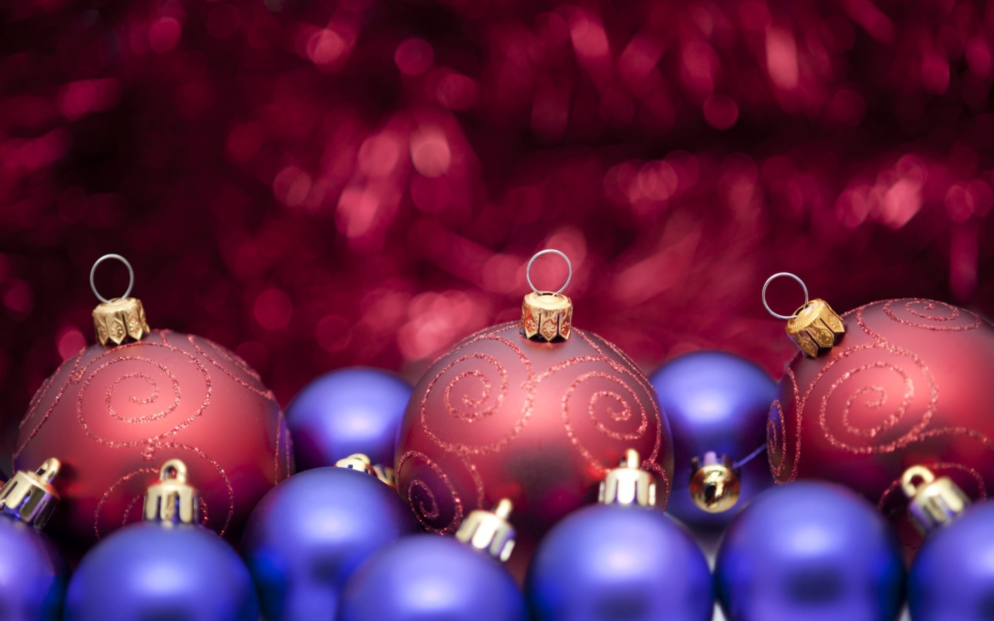 Обои Christmas Tree Blue And Purple Balls 1440x900