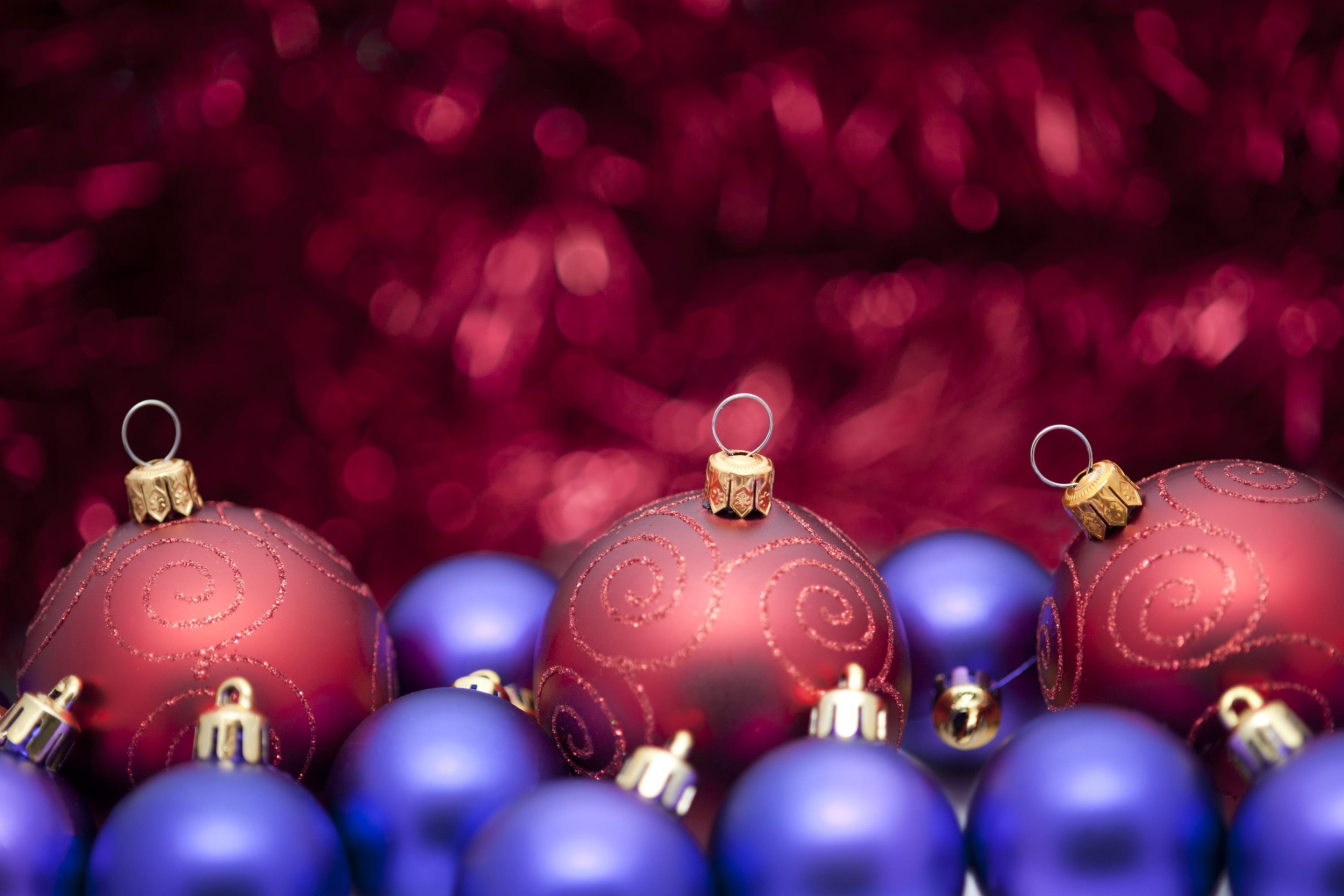 Обои Christmas Tree Blue And Purple Balls 2880x1920