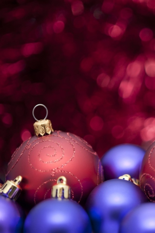 Das Christmas Tree Blue And Purple Balls Wallpaper 320x480