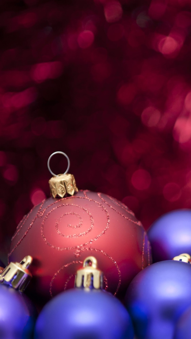 Fondo de pantalla Christmas Tree Blue And Purple Balls 640x1136