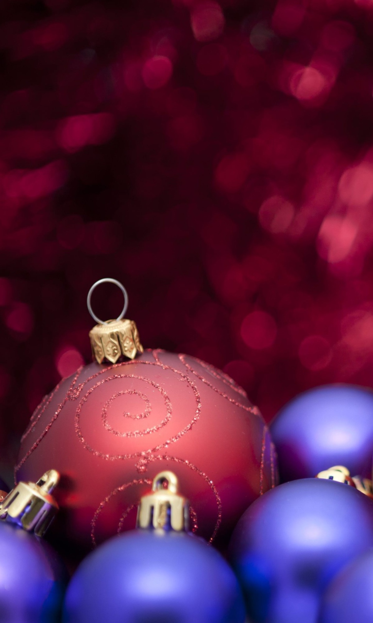Обои Christmas Tree Blue And Purple Balls 768x1280