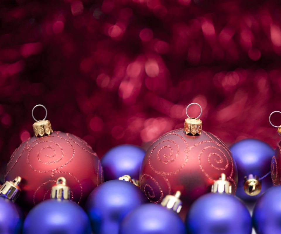 Обои Christmas Tree Blue And Purple Balls 960x800