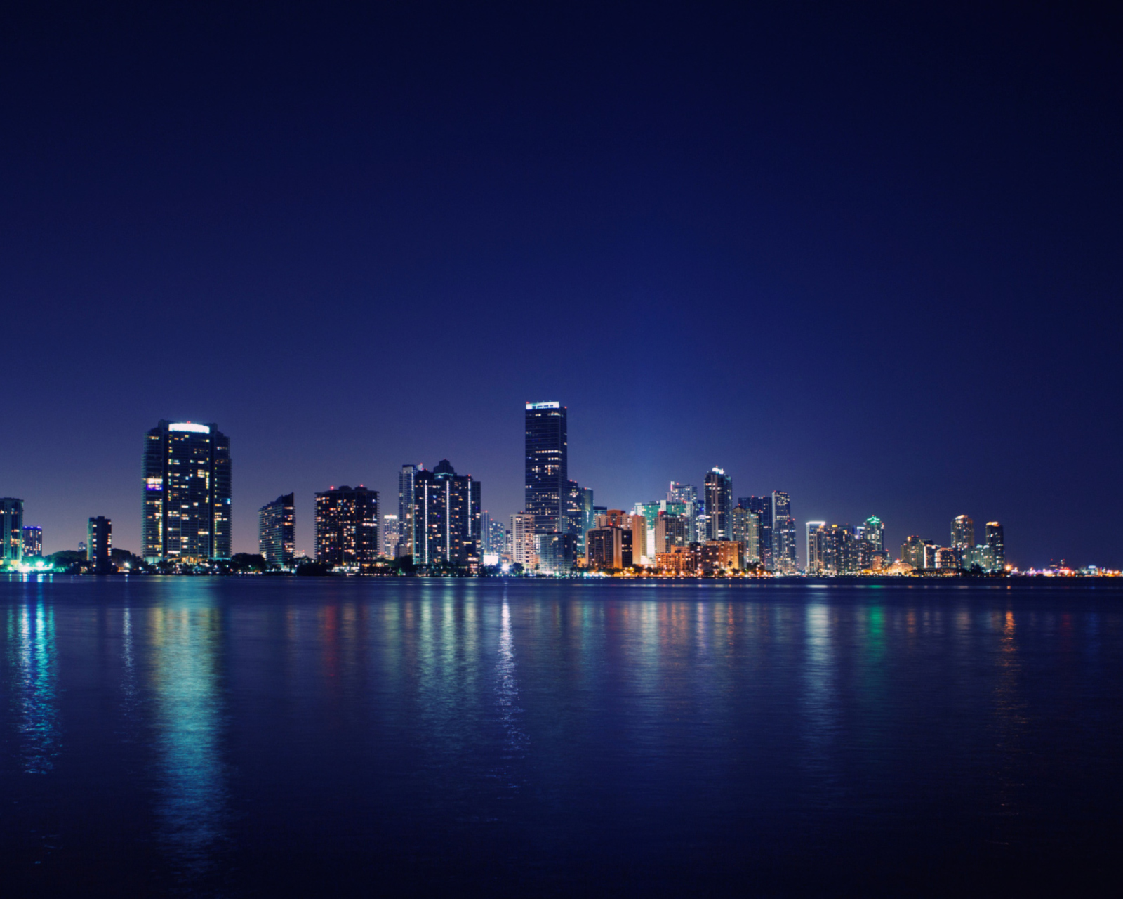 Das Miami Skyline Night Wallpaper 1600x1280