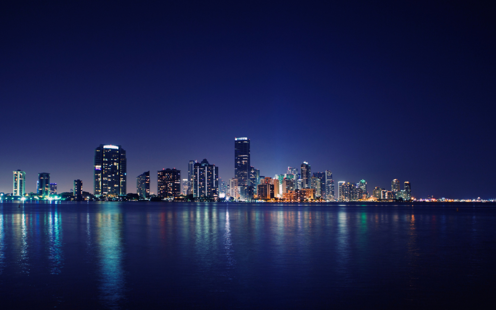 Das Miami Skyline Night Wallpaper 1680x1050