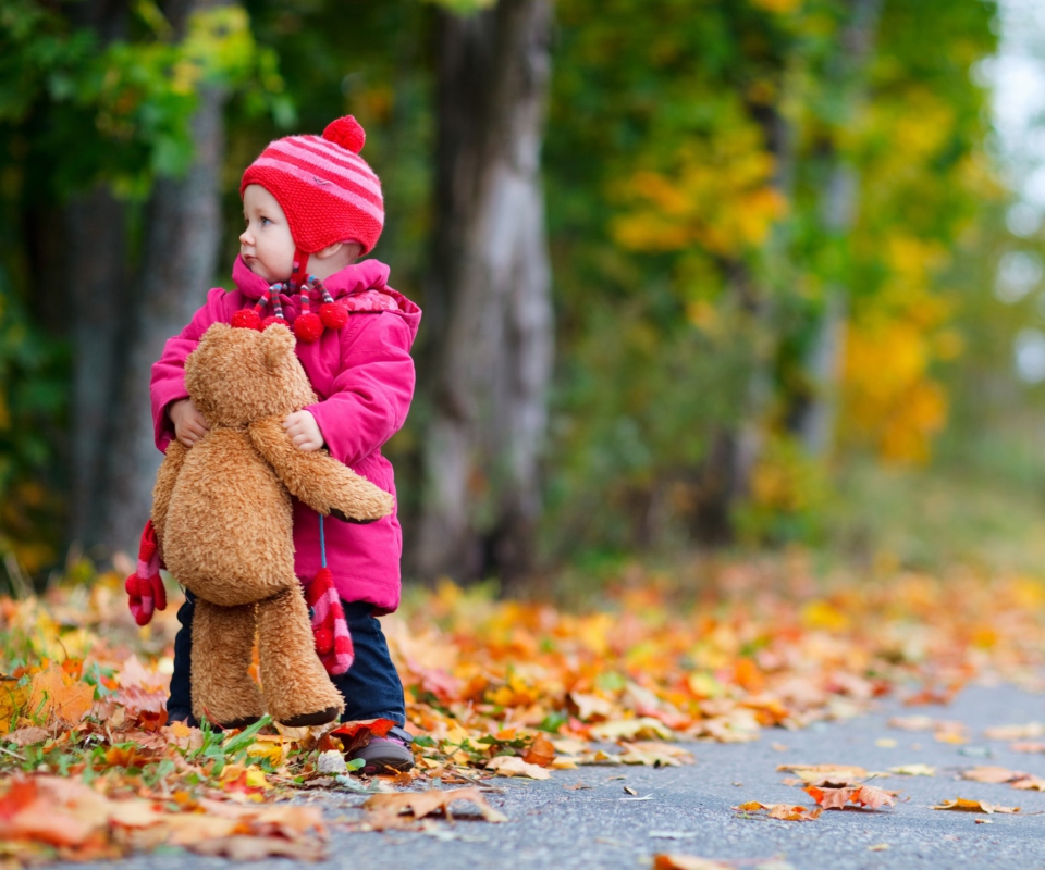 Child With Teddy Bear wallpaper 960x800