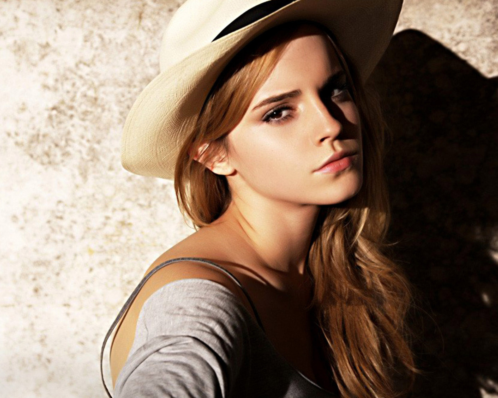 Cute Emma Watson wallpaper 1600x1280