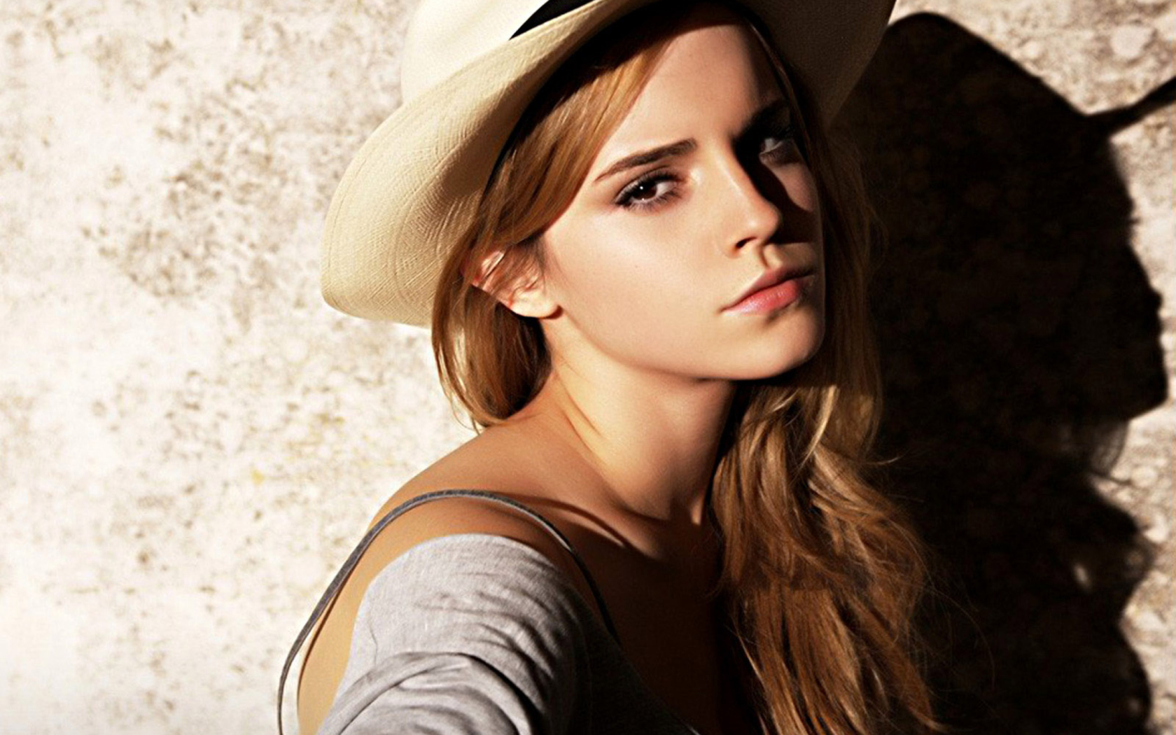 Fondo de pantalla Cute Emma Watson 1680x1050