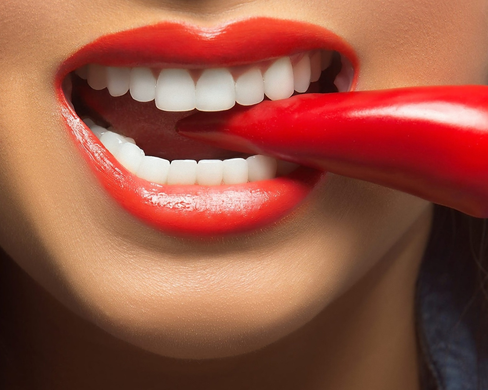 Обои Spicy pepper and lips 1600x1280