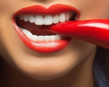 Обои Spicy pepper and lips 220x176