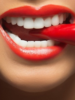 Das Spicy pepper and lips Wallpaper 240x320