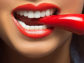 Обои Spicy pepper and lips 320x240