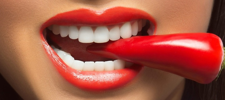 Das Spicy pepper and lips Wallpaper 720x320