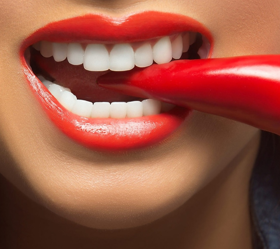 Das Spicy pepper and lips Wallpaper 960x854