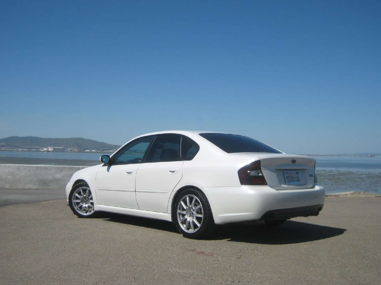 White Subaru Legacy Sedan screenshot #1 1600x1200