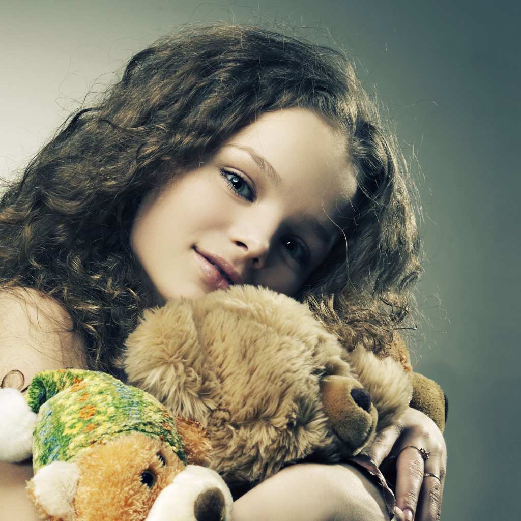 Das Little Girl With Toys Wallpaper 1024x1024