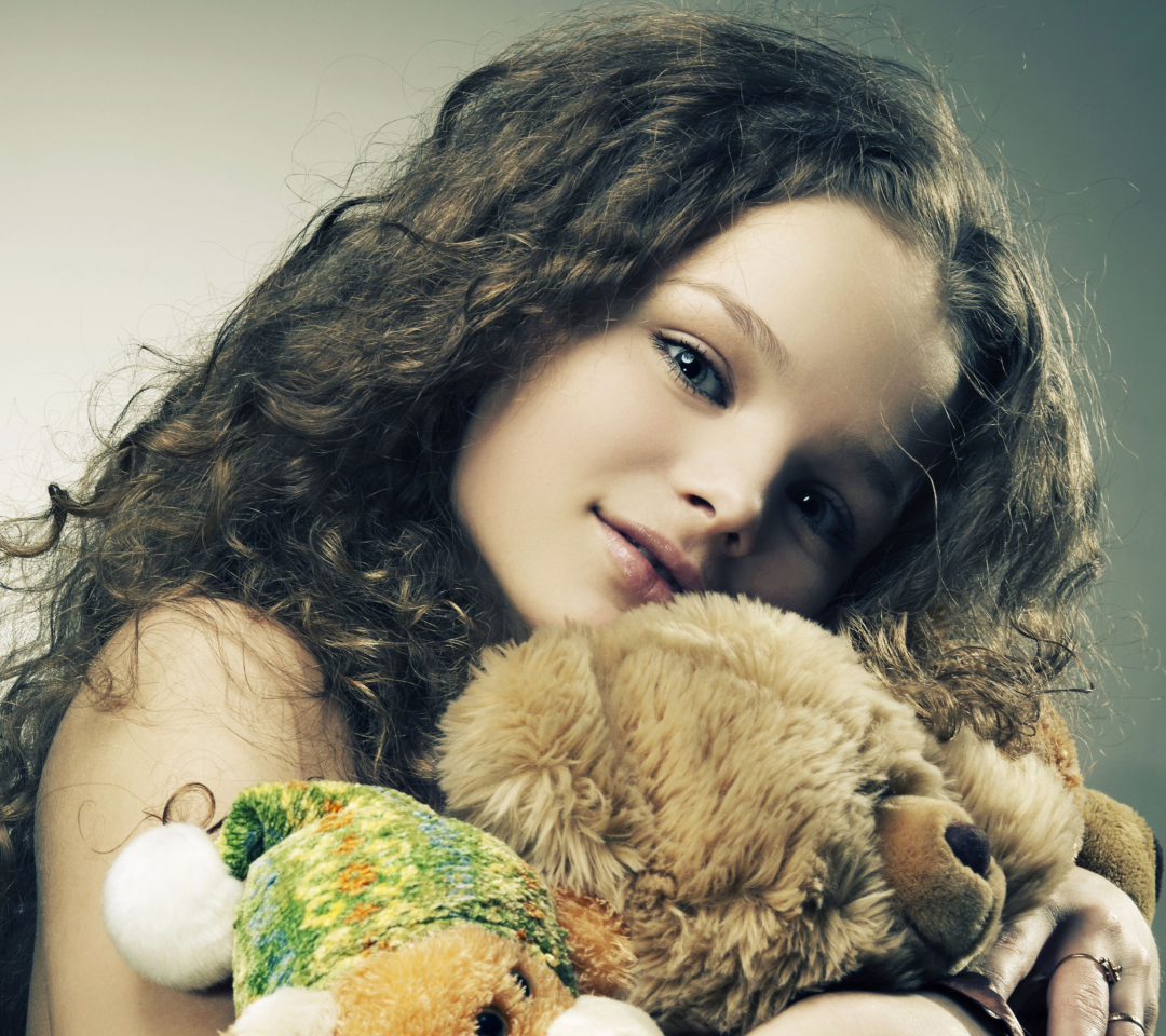 Fondo de pantalla Little Girl With Toys 1080x960