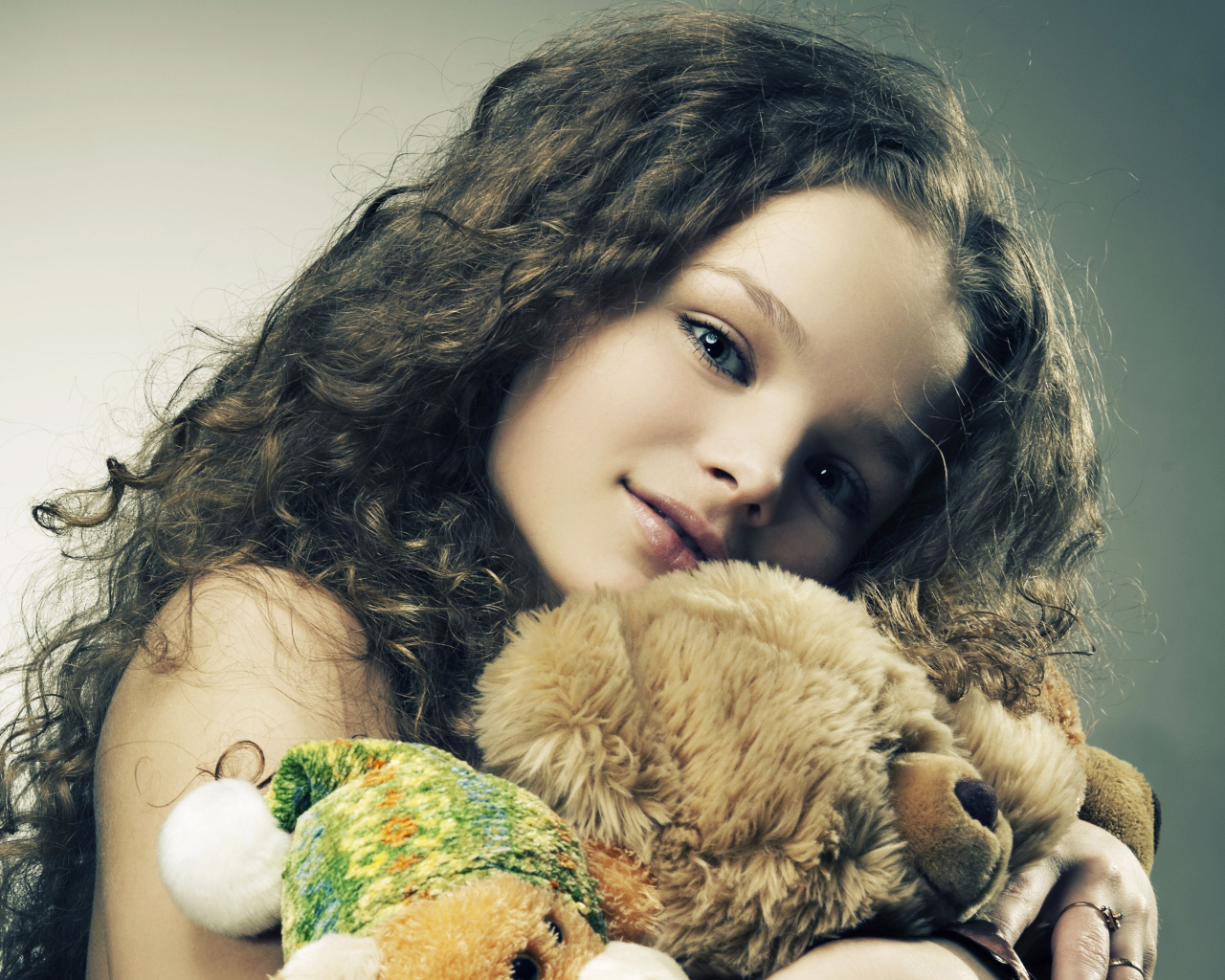 Das Little Girl With Toys Wallpaper 1280x1024