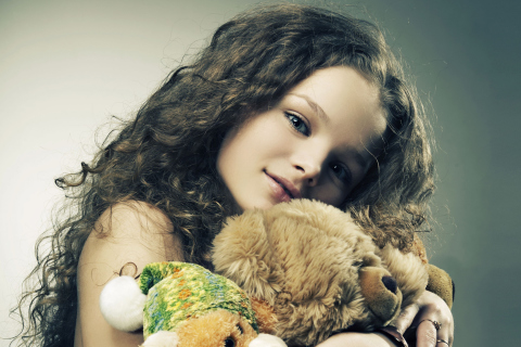 Sfondi Little Girl With Toys 480x320