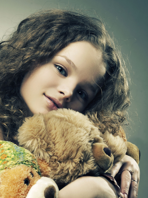 Das Little Girl With Toys Wallpaper 480x640