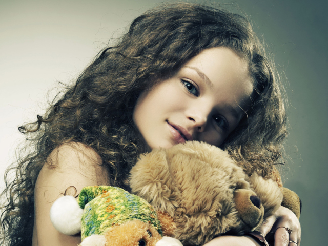 Sfondi Little Girl With Toys 640x480