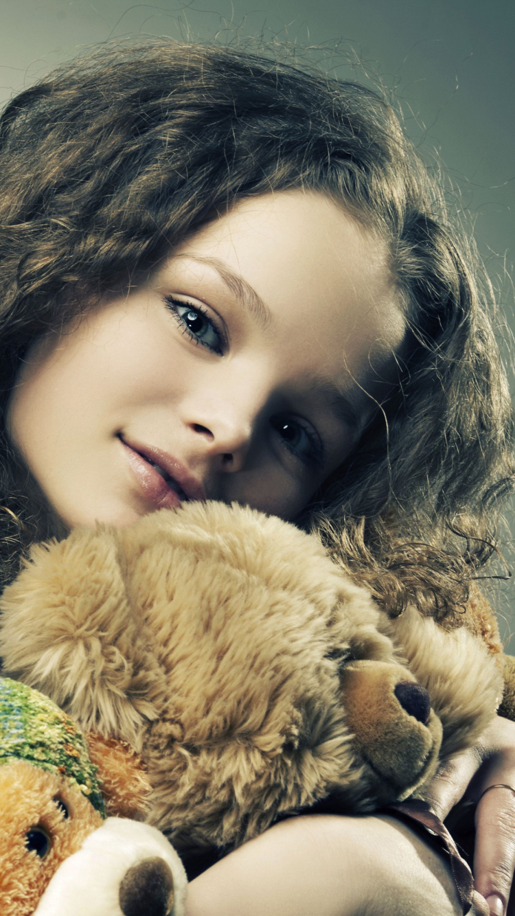 Das Little Girl With Toys Wallpaper 750x1334