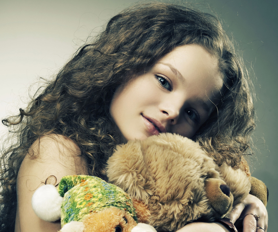 Das Little Girl With Toys Wallpaper 960x800