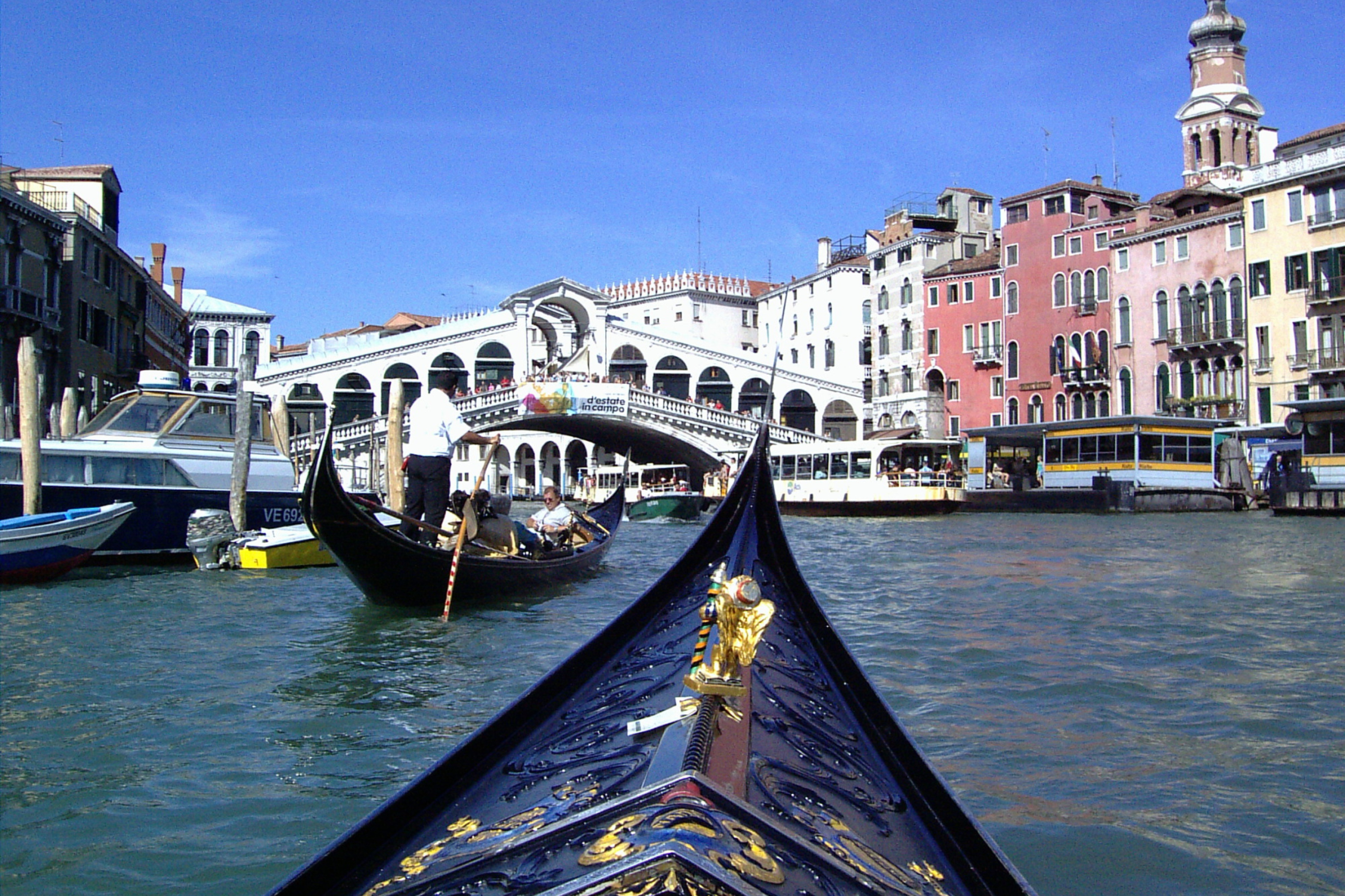 Fondo de pantalla Canals of Venice 2880x1920