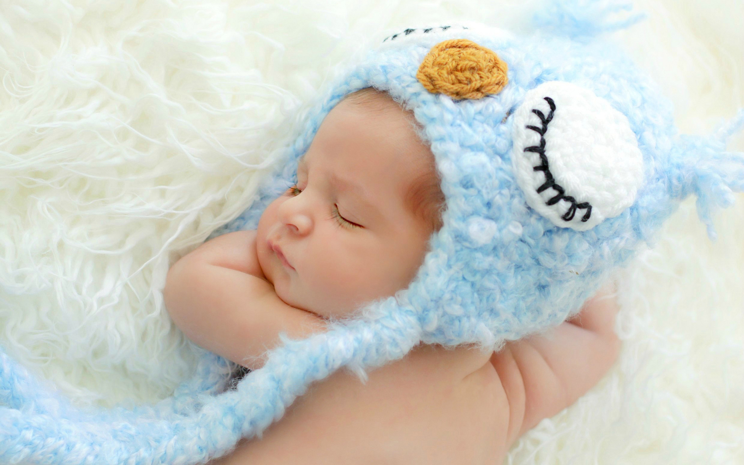 Обои Cute Sleeping Baby Blue Hat 2560x1600