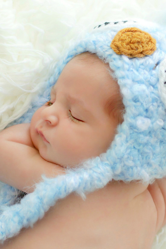 Обои Cute Sleeping Baby Blue Hat 640x960