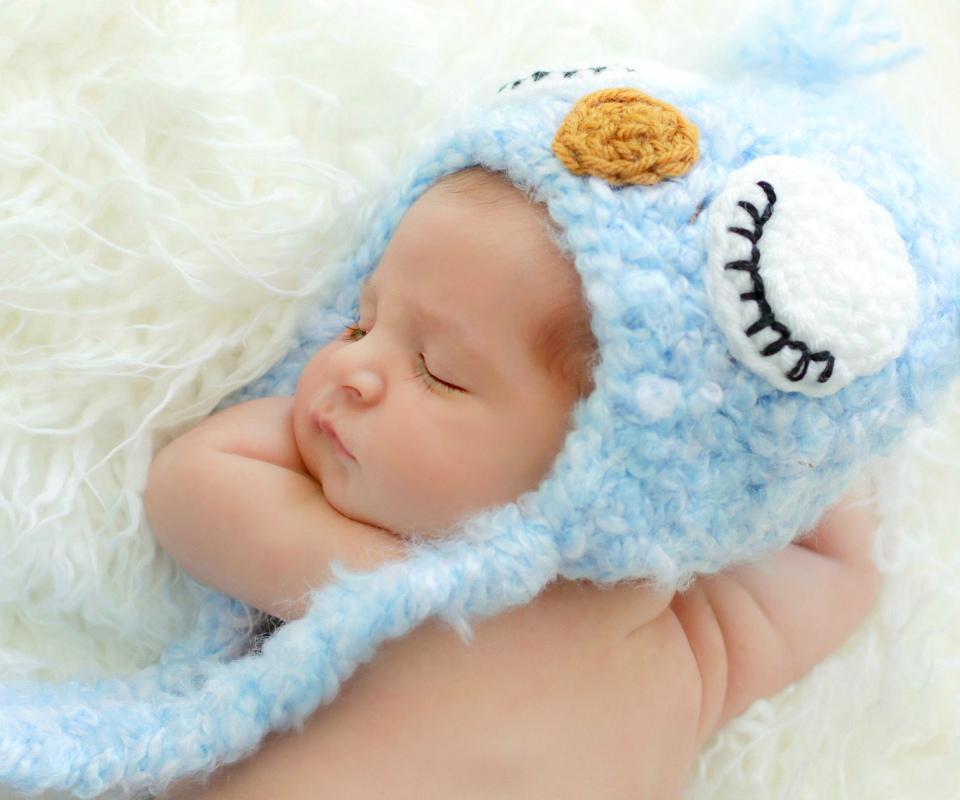 Обои Cute Sleeping Baby Blue Hat 960x800