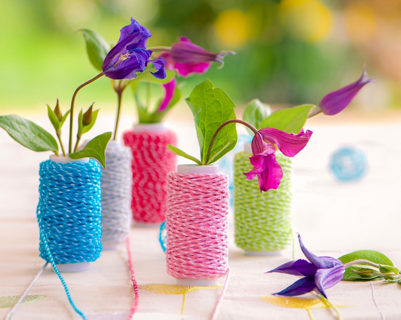 Обои Knitted flower vases 1280x1024