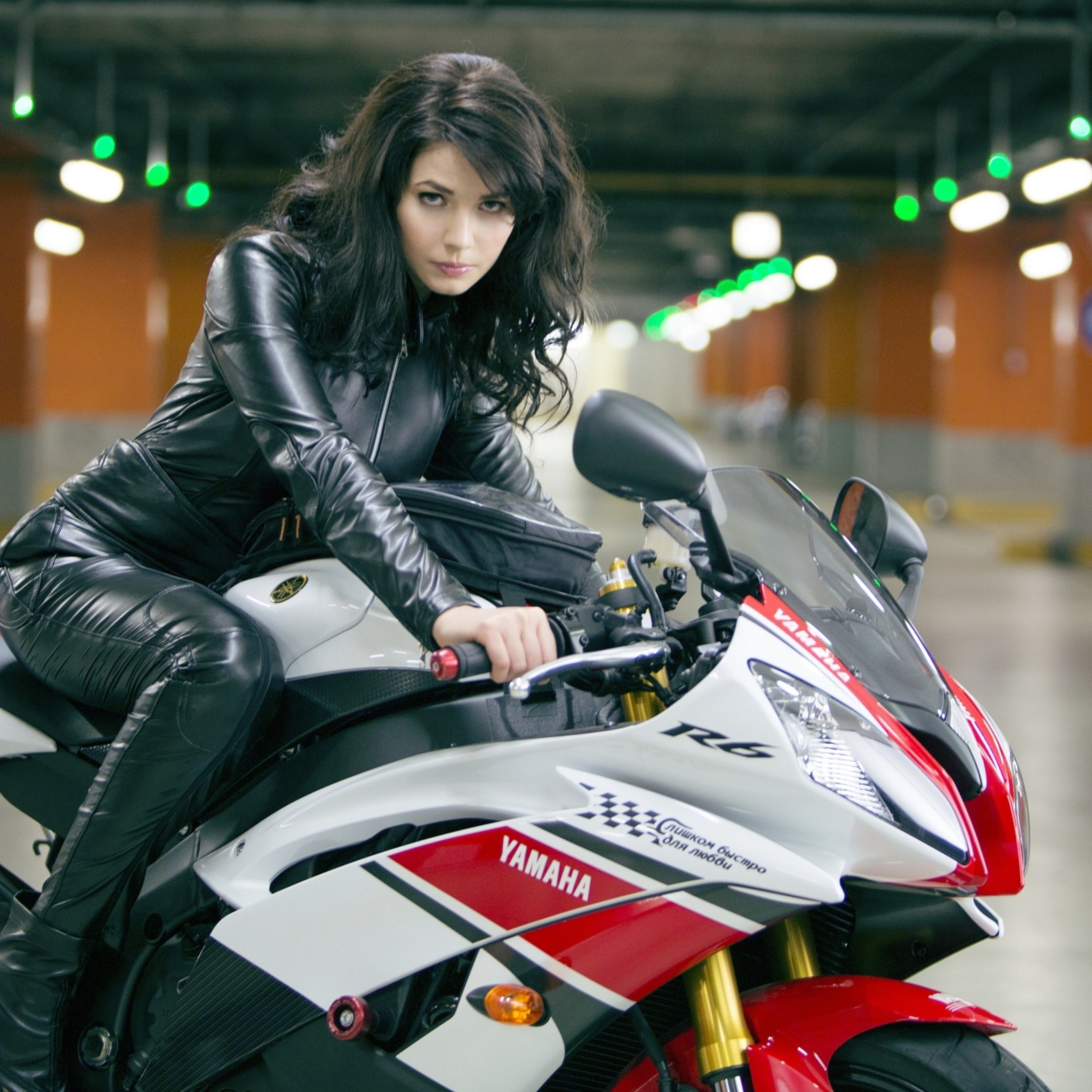 Fondo de pantalla Brunette Driving Yamaha 2048x2048