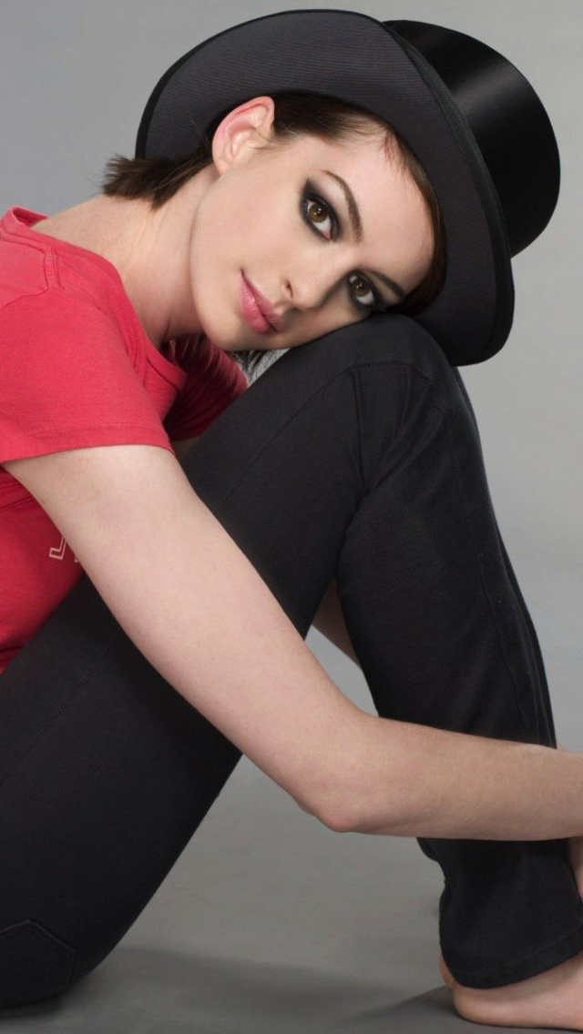 Anne Hathaway screenshot #1 640x1136