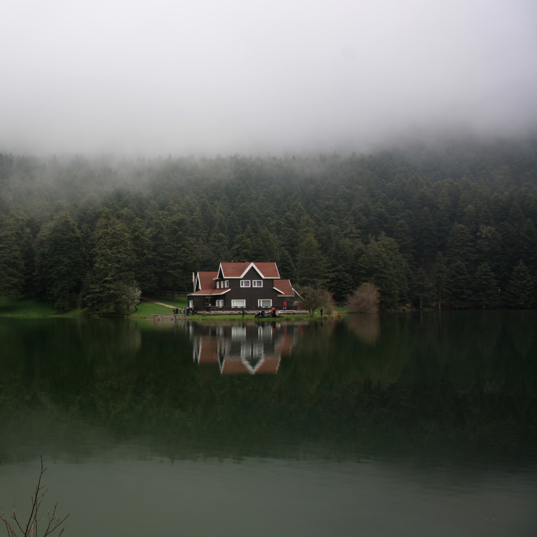 Fondo de pantalla House On Lake In Turkey 2048x2048