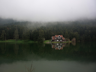 Обои House On Lake In Turkey 320x240