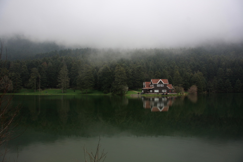 Fondo de pantalla House On Lake In Turkey 480x320