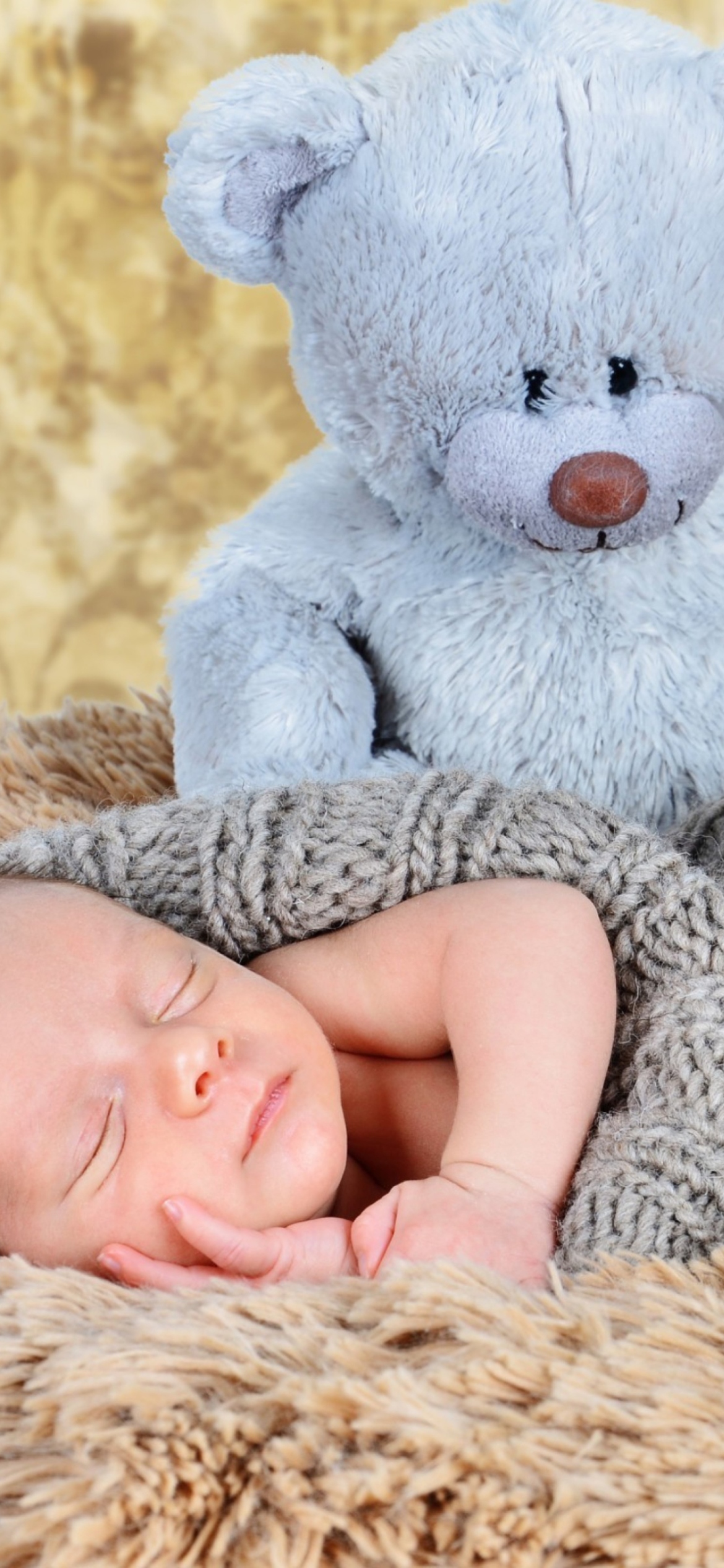 Das Baby And His Teddy Wallpaper 1170x2532