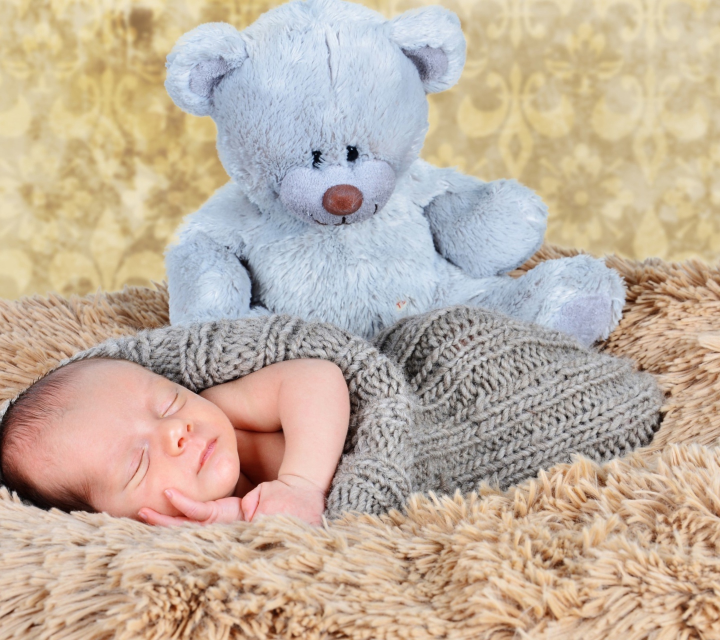 Fondo de pantalla Baby And His Teddy 1440x1280