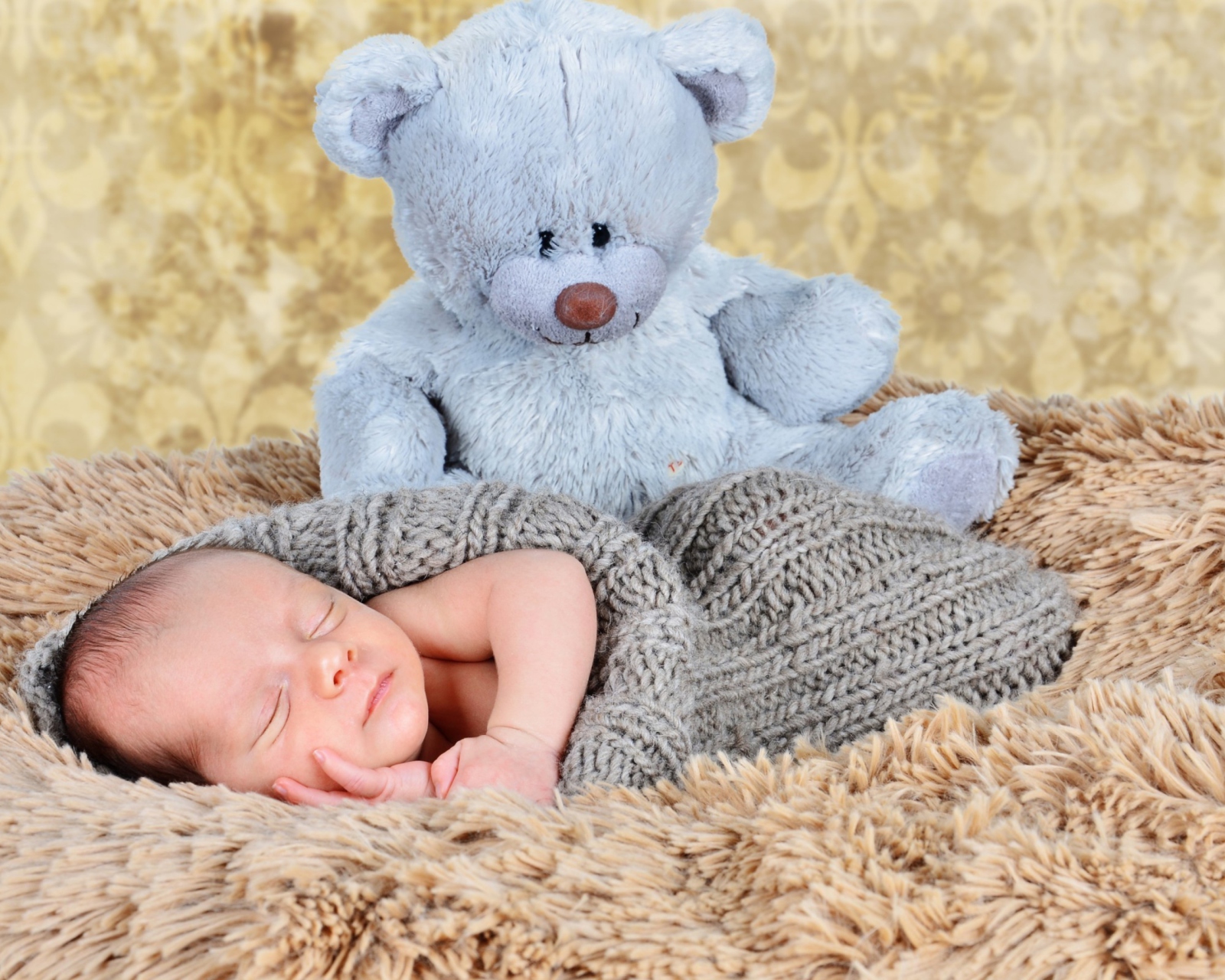 Baby And His Teddy wallpaper 1600x1280