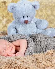 Das Baby And His Teddy Wallpaper 176x220