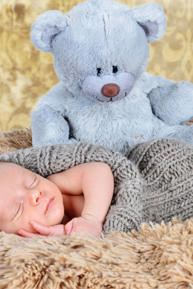 Das Baby And His Teddy Wallpaper 640x960