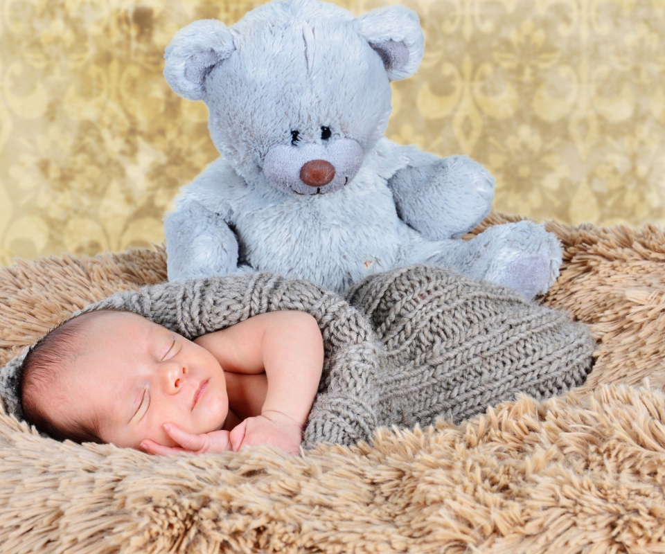 Baby And His Teddy wallpaper 960x800