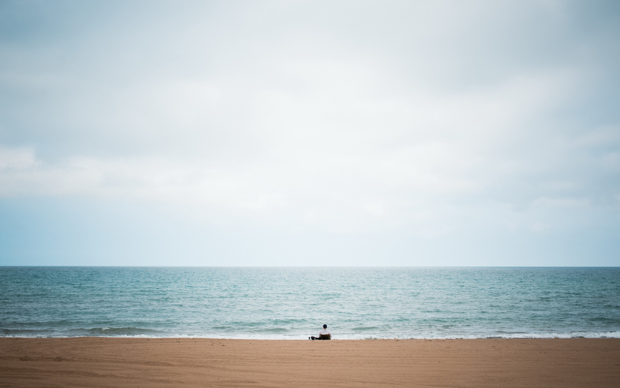 Das Alone On Beach Wallpaper 2560x1600