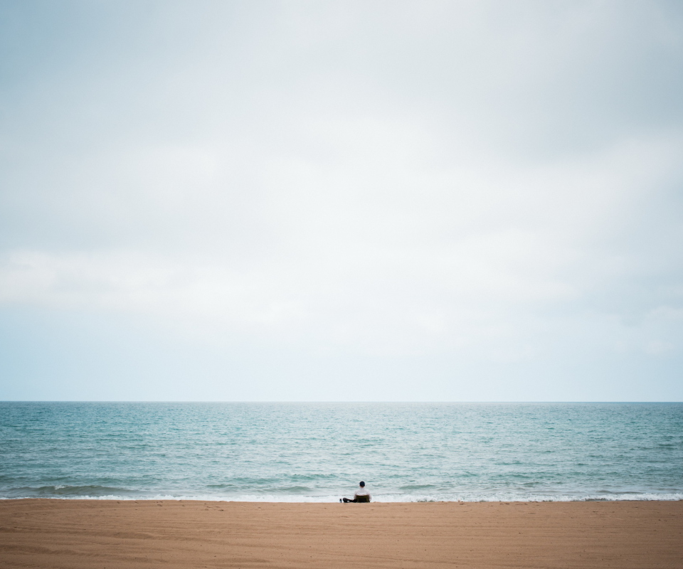 Das Alone On Beach Wallpaper 960x800