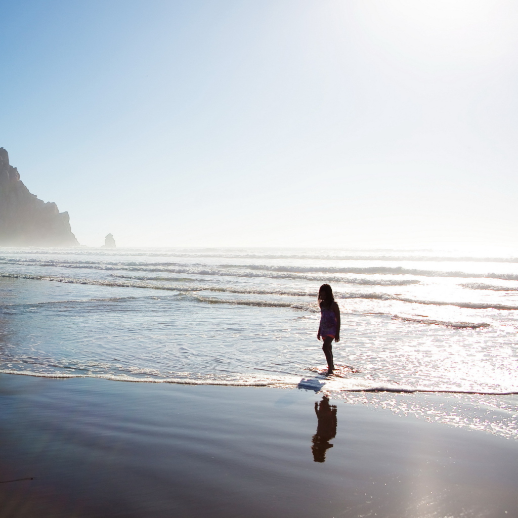 Fondo de pantalla Walking By Beach 1024x1024