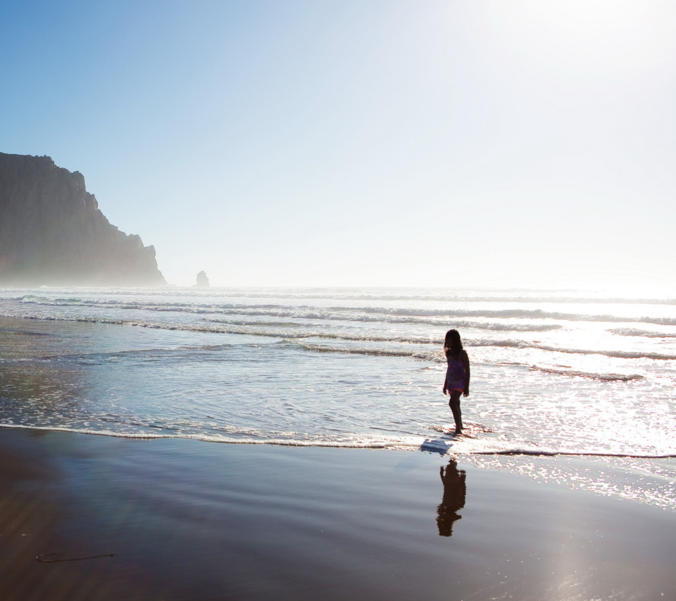 Sfondi Walking By Beach 960x854