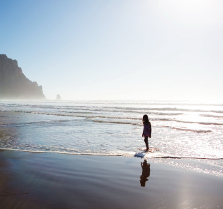 Walking By Beach - Fondos de pantalla gratis para 1024x1024