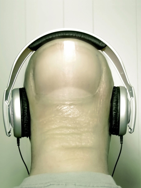 Das Finger Headphones Wallpaper 480x640