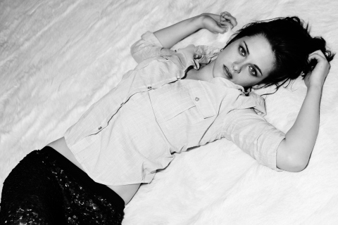 Das Kristen Stewart Black And White Wallpaper 480x320